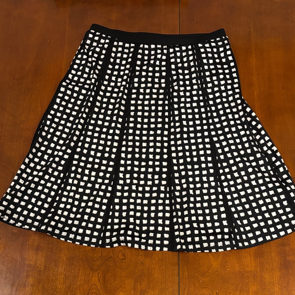Lot of 2 Casual Midi Skirts. Size Large.  EUC - Picture 4 of 7